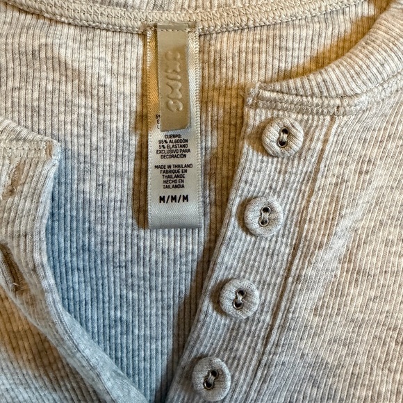 SKIMS Cotton rib long Sleeve Crop Henley - Picture 3 of 5